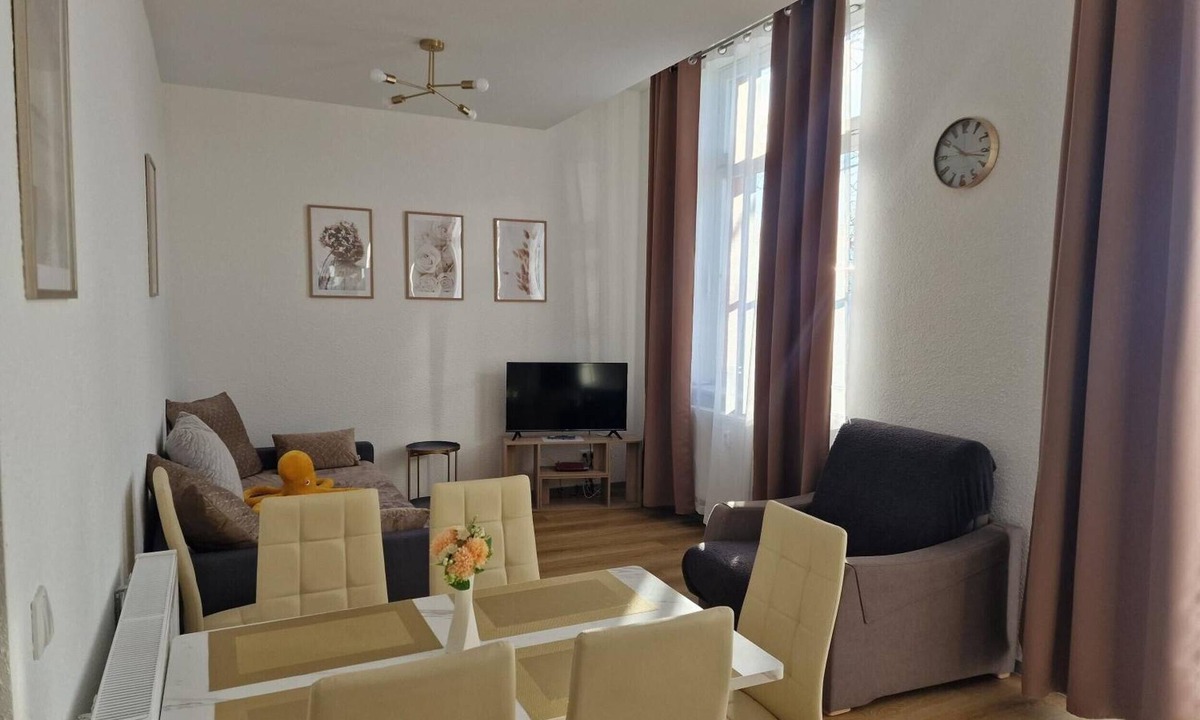 Aue Apartment | Bright & Spacious Holiday Apartment murihaus – City View Balcony & Parking