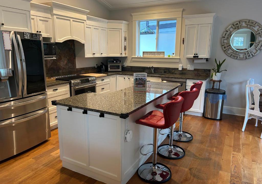 Victoria House | Bright Spacious Entire Home with Kids Backyard Set