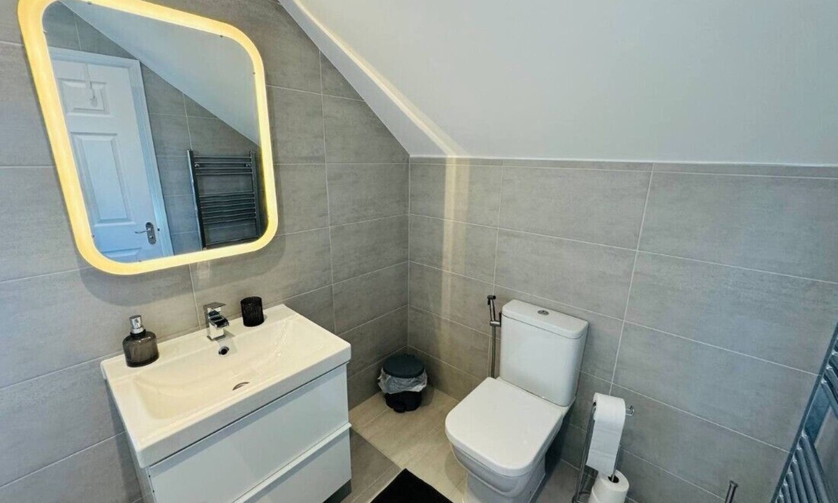 Ashburton Apartment | Bright & Spacious Home Near London | Sleeps Groups Comfortably