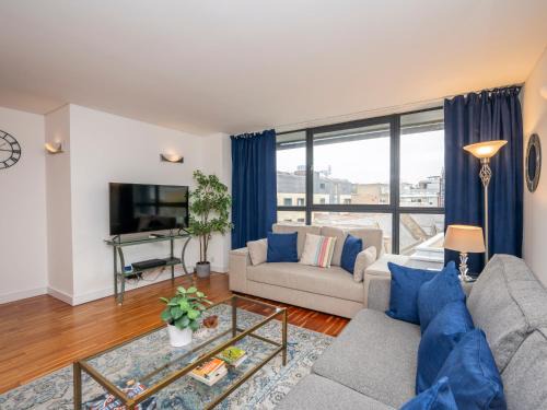 Farringdon Apartment | Bright Spacious Modern 5th flr City Oasis-Sleeps 6 - Pass the Keys