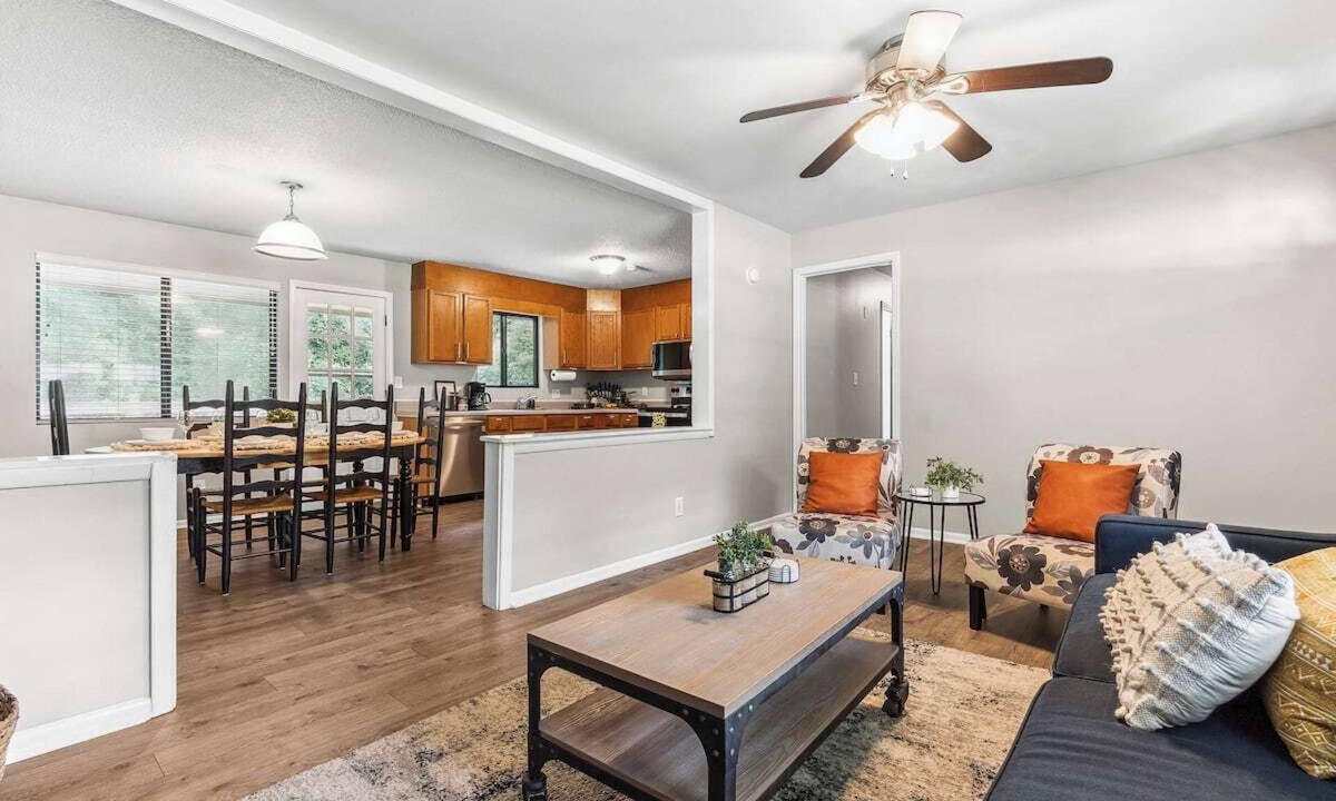 Perry House | Bright & Spacious w/Fast Wi-Fi