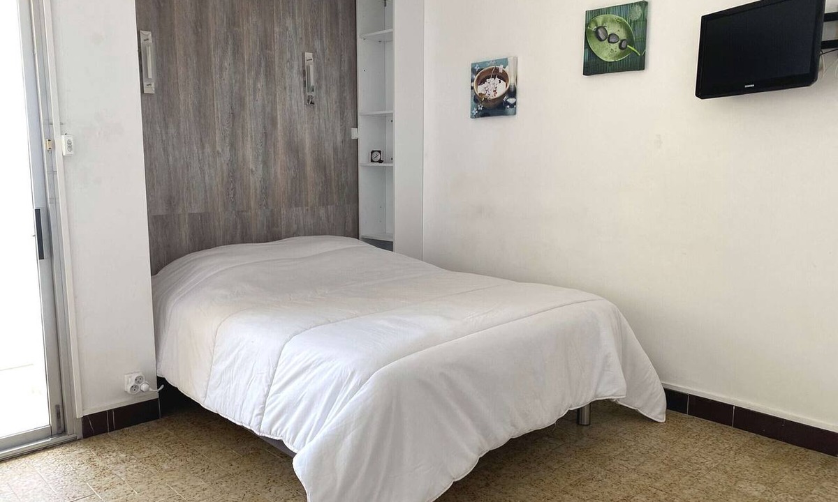Balaruc-les-Bains Apartment | Bright studio with air conditioning and wifi in Balaruc-les-Bains