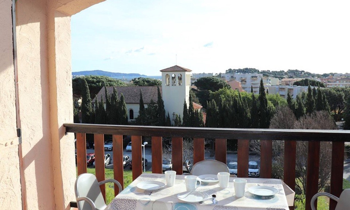 Cavalaire-sur-Mer Apartment | Bright studio-cabin with terrace, parking, near beach