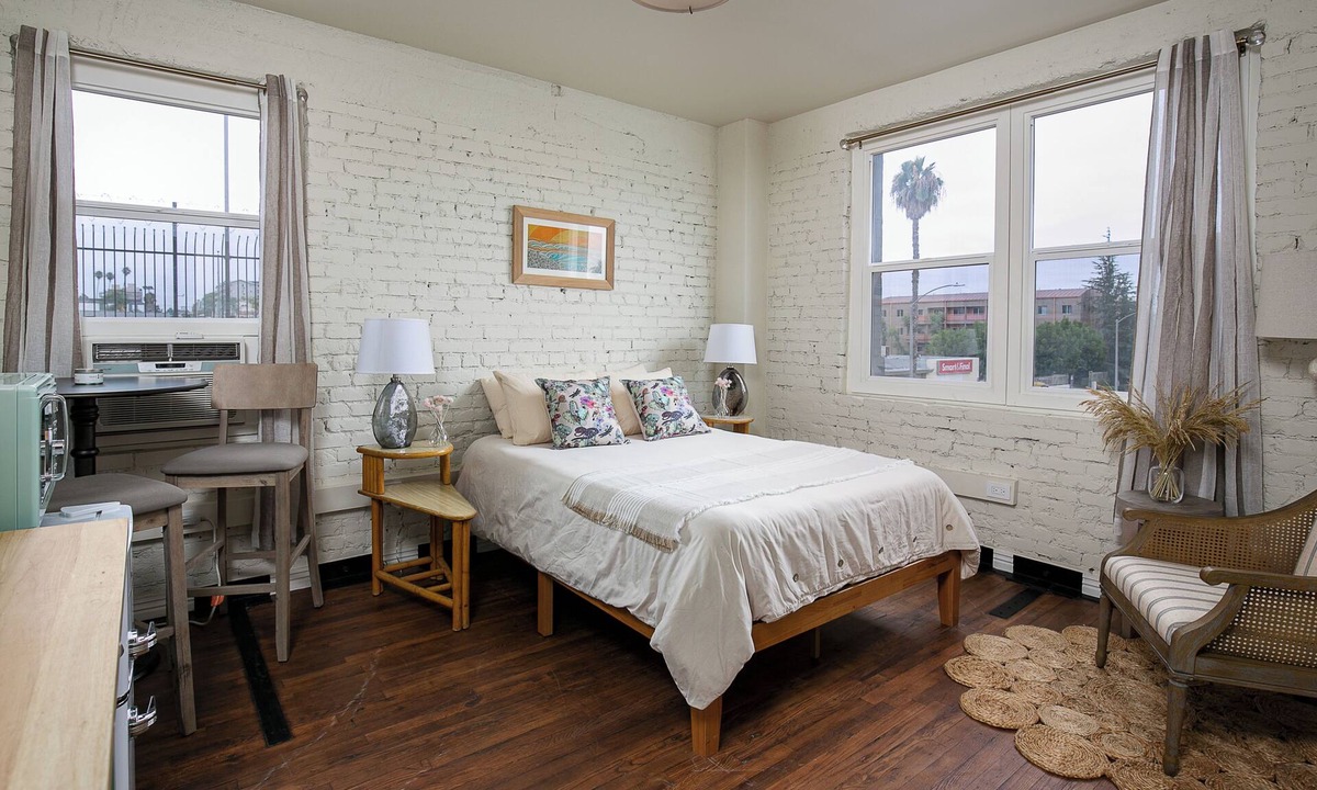 Westlake Apartment | Bright studio in lovely Los Angeles with cool AC
