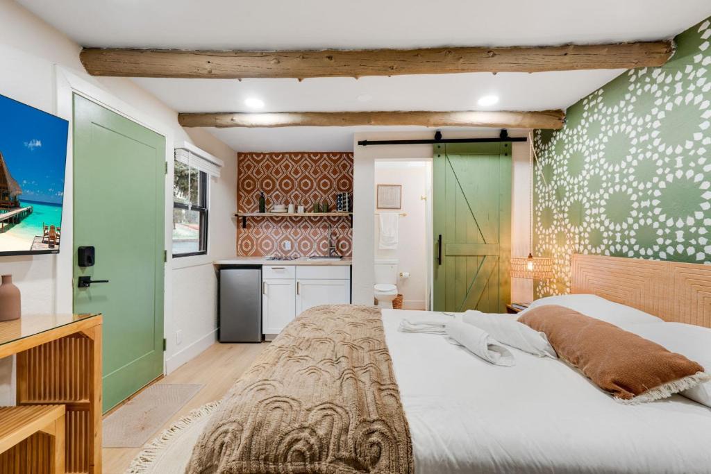 Manitou Springs Apartment | Bright Studio in Manitou Springs Walk Downtown