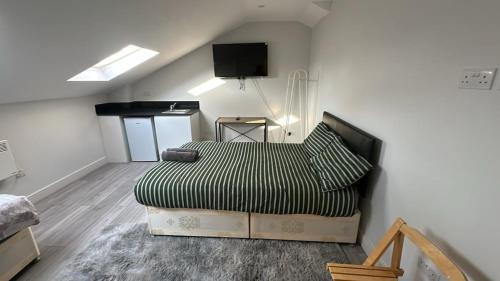 Bensham Manor Apartment | Bright Studio on Brigstock Rd