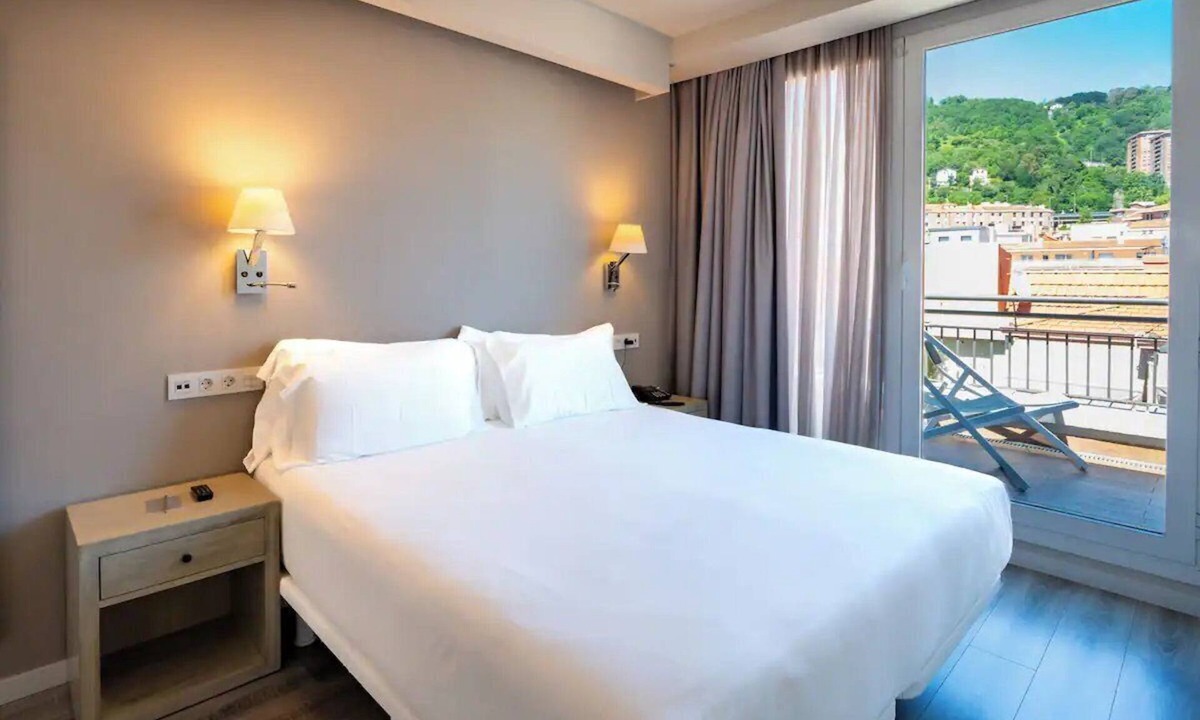 Castanos Hotel | Bright Studio w/Laundry Area & Kitchen | Near Guggenheim – 11-Min Walk