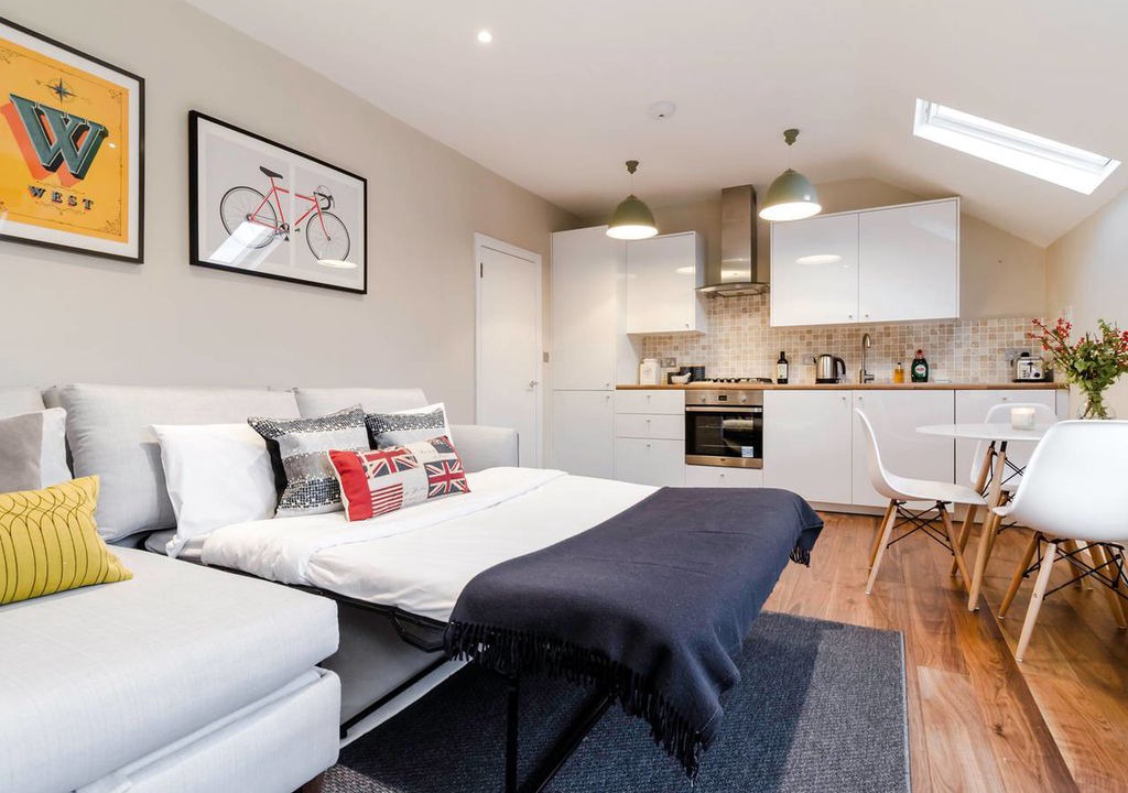 Larkhall Apartment | Bright stylish Brixton flat for 4