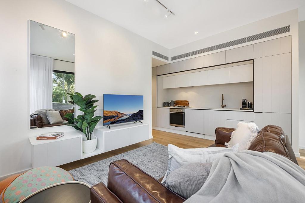 Windsor Apartment | Bright Terrace Unit Next to Chapel St Dining