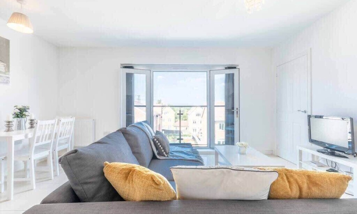 Langley Marish Apartment | Bright Two Bed Apt in Langley/Slough - By Tempstay