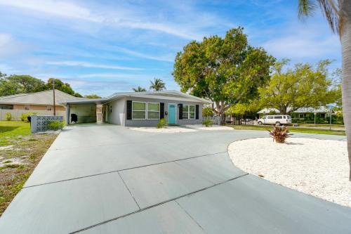 Venice House | Bright Venice Getaway < 1 Mi to Historic Dtwn