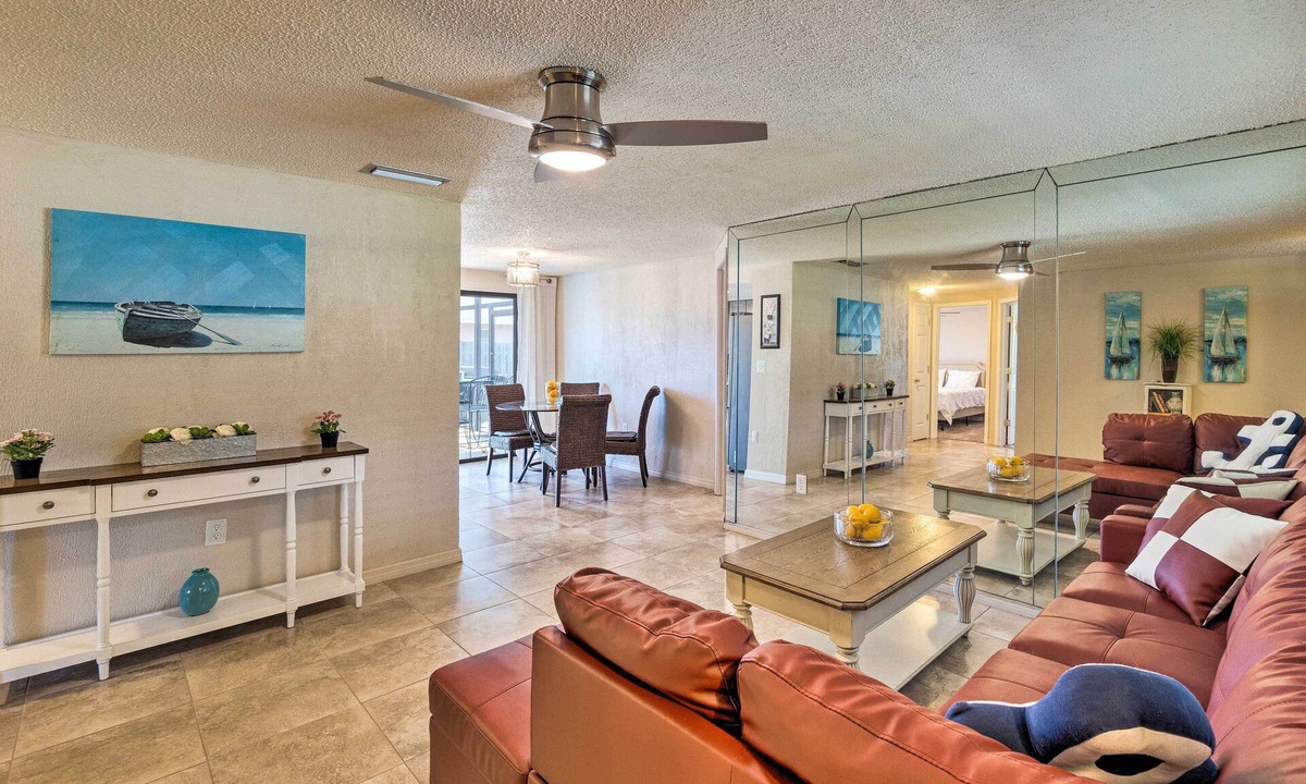 South Venice Cottage | Bright Venice Home w/Yard < 4 Miles to Beach!