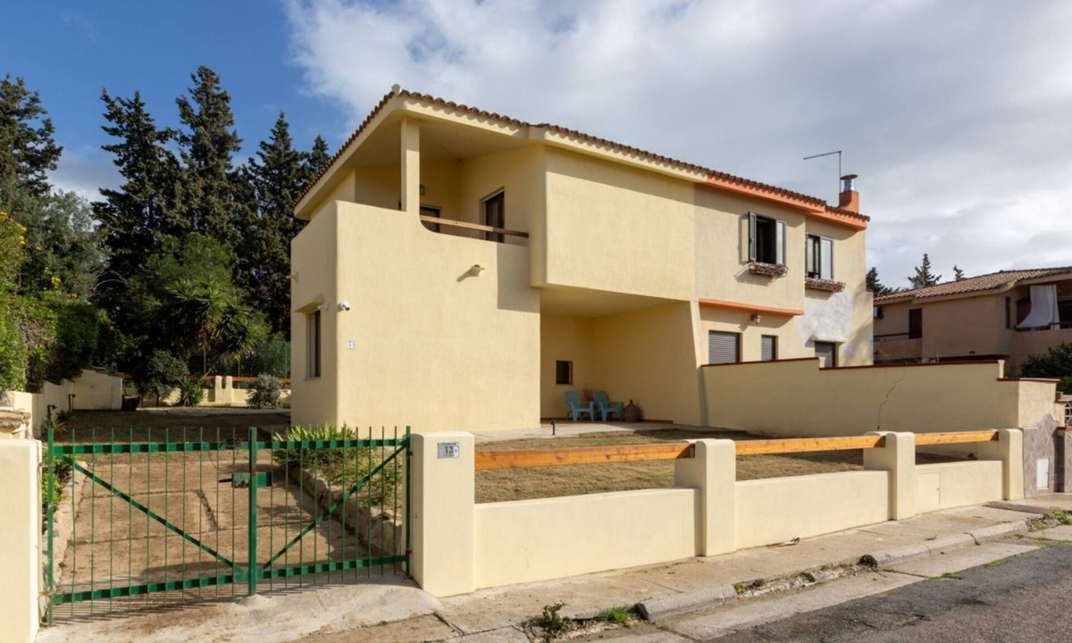 Capitana Villa | Bright villa of 90 square meters, perfect for four people, featuring a private entrance and two reserved uncovered parking spaces.The property is located in the Capitana area of ​Quartu Sant'Elena, an area rich in beaches, historic sites, and nautic