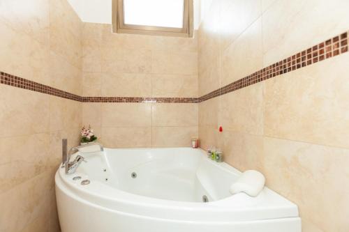 Cesate House | Bright Villa with Balcony and Jacuzzi, Milan Area