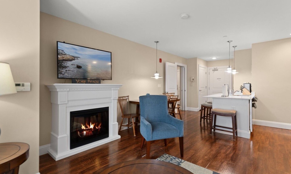 York Beach Condo | Bright York Beach Studio Condo | Full Kitchen, Fireplace & Ocean View