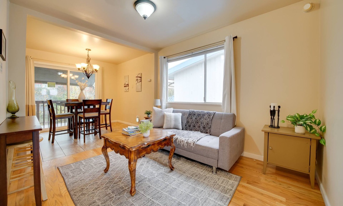 Brighton Apartment | Brighton Upper Suite Near Park & Light Rail
