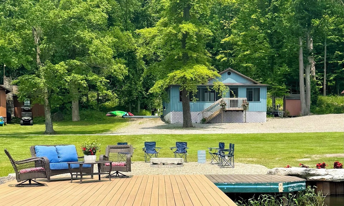 Hadley Cabin | Bring your boat and make wonderful memories at this beautiful lakefront cottage!