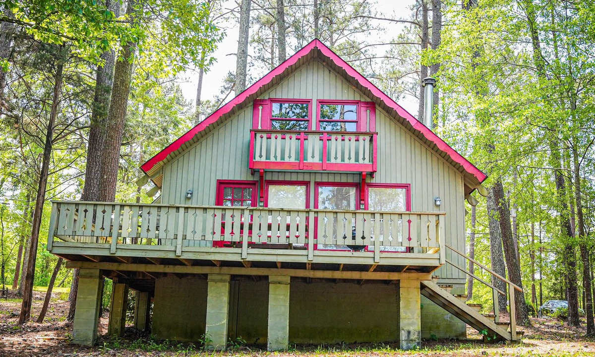 Pine Mountain Ski Chalet | Bring your fur-baby and enjoy this beautiful Chalet overlooking Lake Innsbruck!