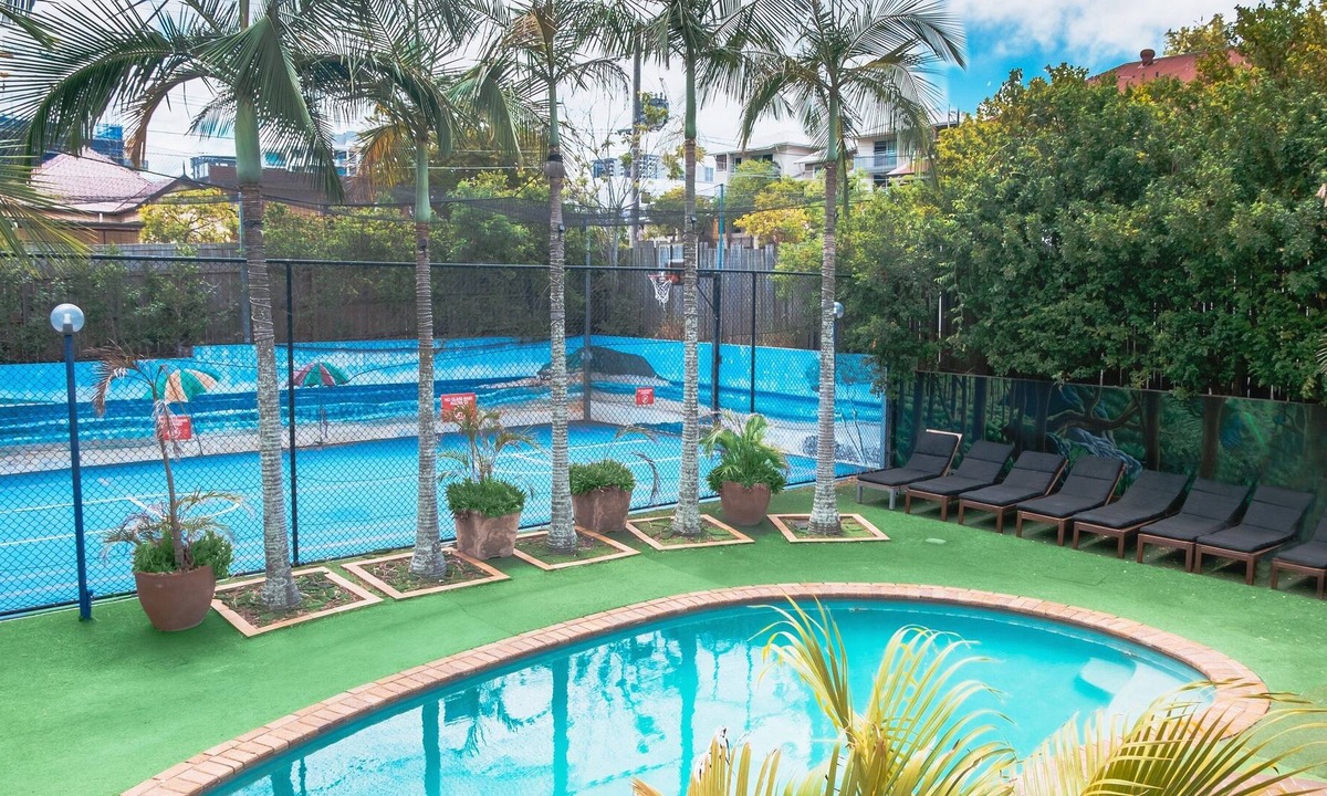 West End Hostel | Brisbane Backpackers Resort - Group of 16