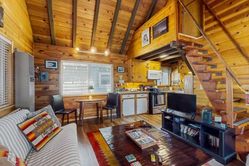 Big Bear Lake House | Bristlecone Cottage ~ Ideally Located Cabin Near Skiing & Hiking w/Wood Stove & Full Kitchen