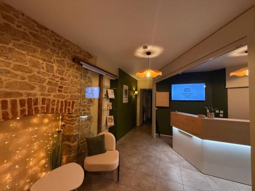Guingamp Hotel | Brit Hotel L'Arrivée Guingamp
