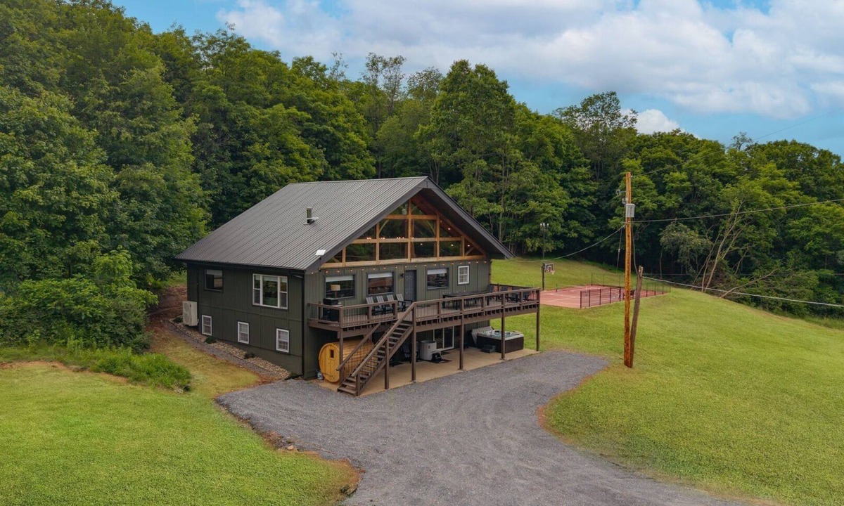 Robertsdale House | Broad Top Cabin | Pond + Putting Green + Sauna, Perfect for Groups