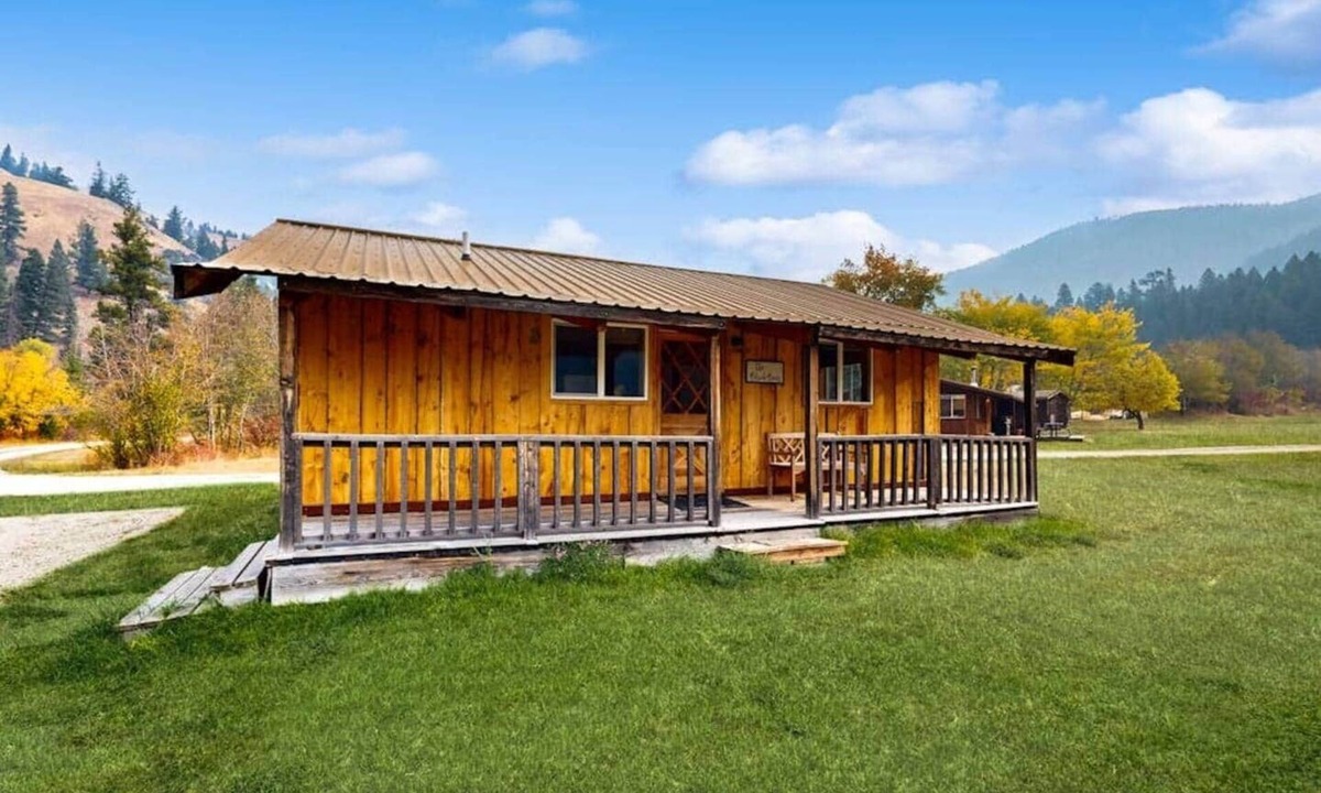 Sula House | BroadAxe Lodge, Black Bear (cabin 2)