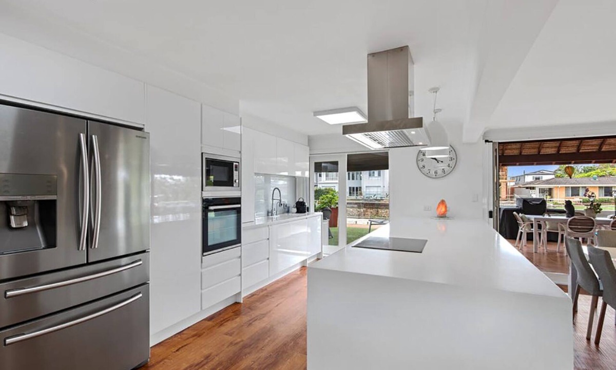 Broadbeach Waters House | Broadbeach Casa Family Holiday - Close to everywhere with large pool