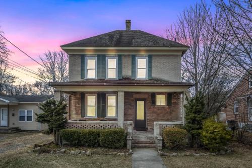 Berryville House | Broadway Cottage - Town, Hot Tub, Fire Pit, Grill, Wifi, Family Friendly, Pet Friendly