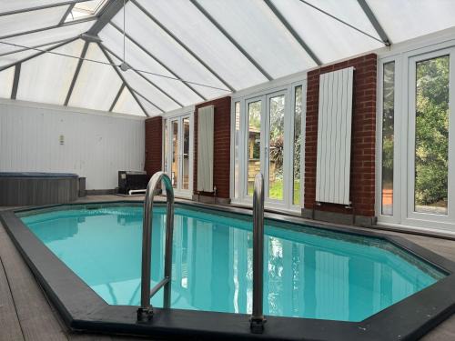 Herne Bay Villa | Broadway Pool House with Sauna & Jacuzzi