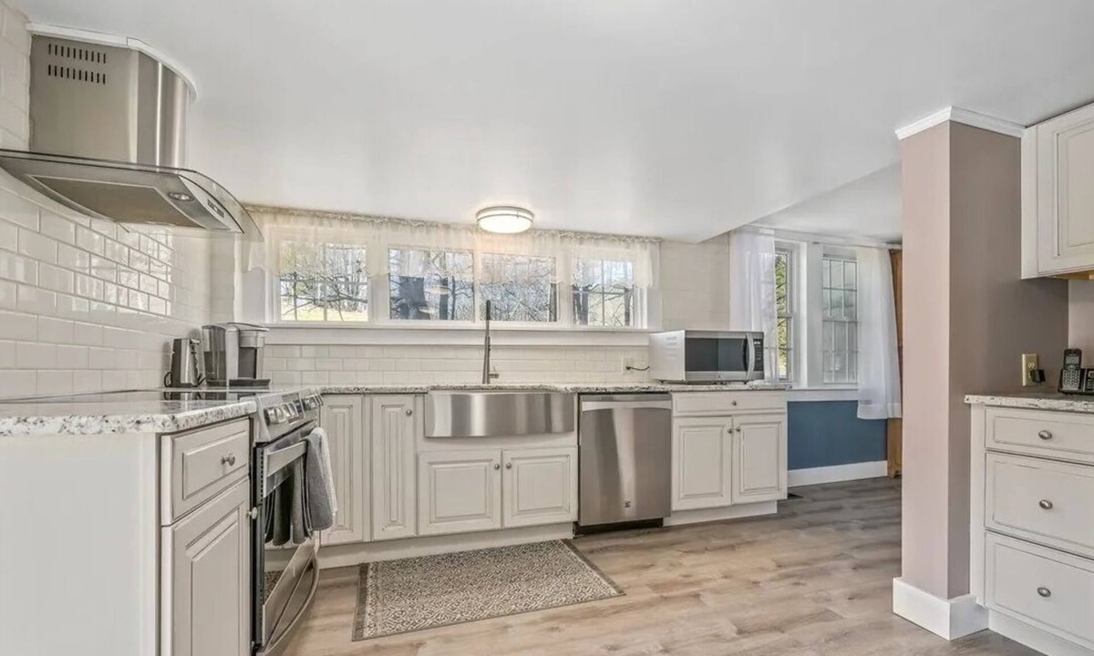 West Oneonta Villa | Brockway's 5 bed 4 bath Homestead Minutes From All-Star Village