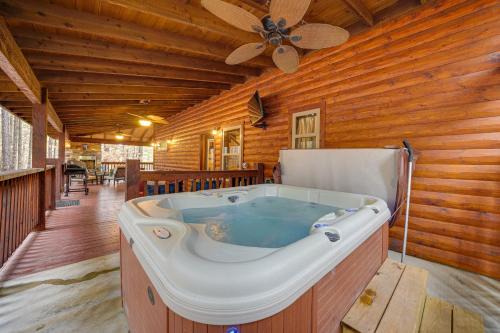 Golden House | Broken Bow Cabin on 1 Acre w/Hot Tub & Fire Pit!