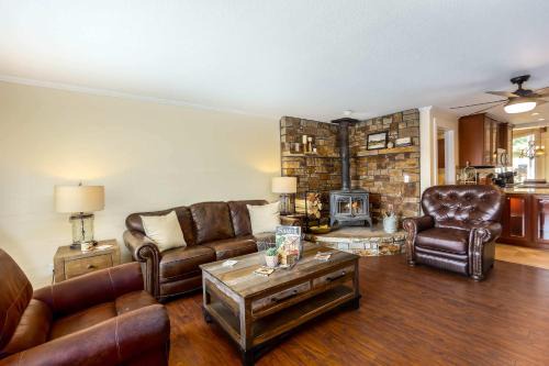 Larkspur House | Broken Bow Getaway Pet Friendly Midtown