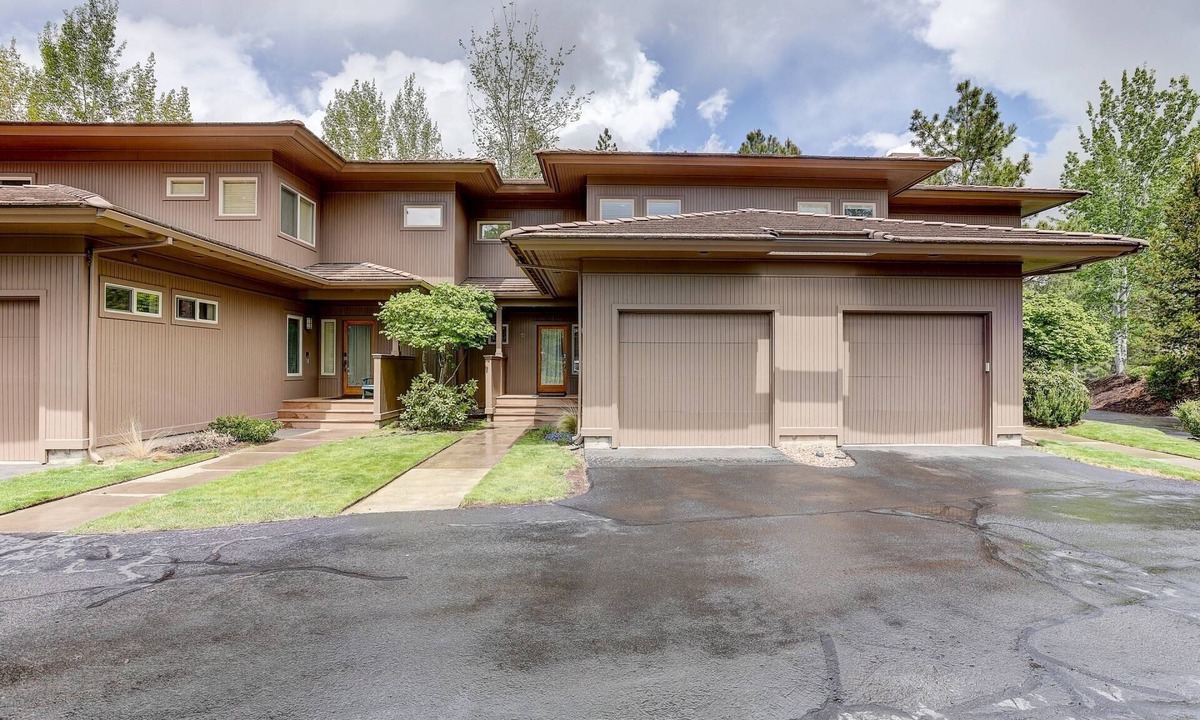 Broken Top House | Broken Top Townhome, Walk to Lodge, Balcony, Garage, AC, Quick to Mt Bachelor, Old Mill
