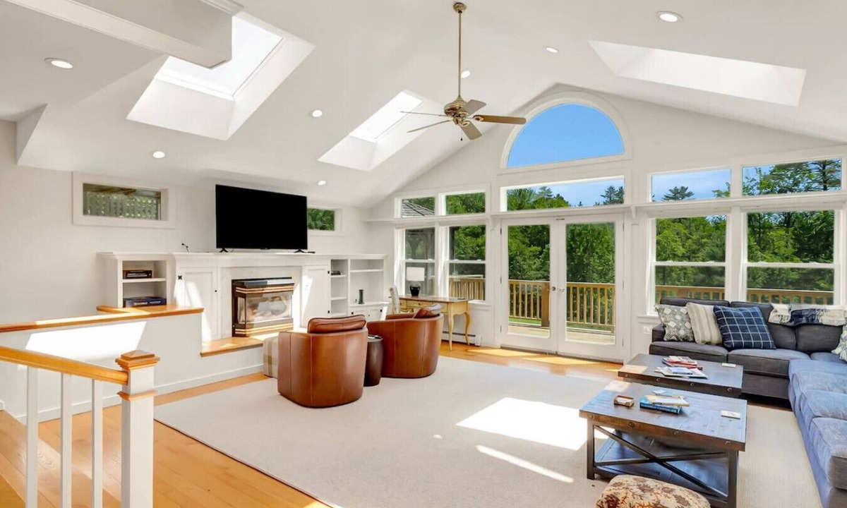 Londonderry House | Bromley; 7 min. XC skiing! 7 acres. Pond. Dogs OK.