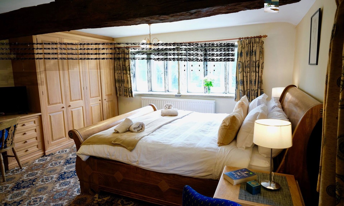 Queensbury House | Bronte Suite, Spacious Super King with en-suite