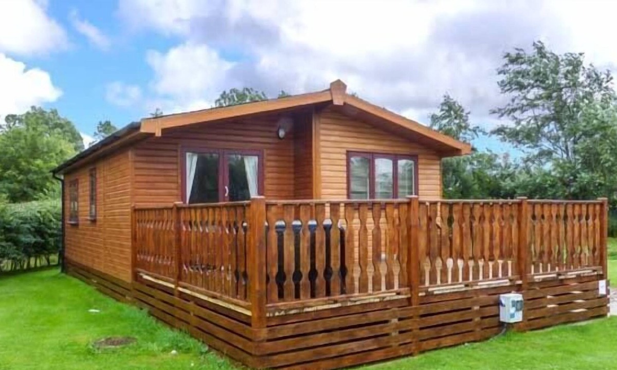 Tewitfield Cabin | BROOK EDGE LODGE, pet friendly in South Lakeland Leisure Village
