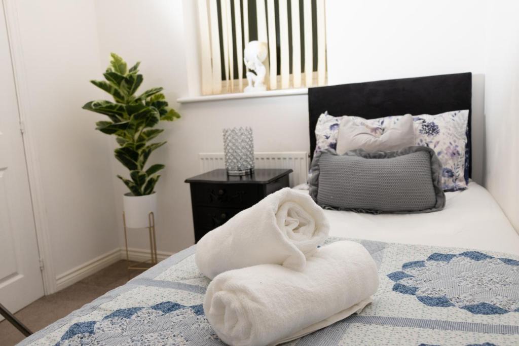 Newport Pagnell Apartment | Broughton Haven 5 Beds House Free WiFi, Free parking, NETFLIX