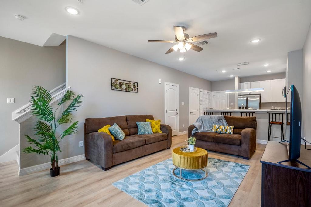 North Houston House | Brown Cottage