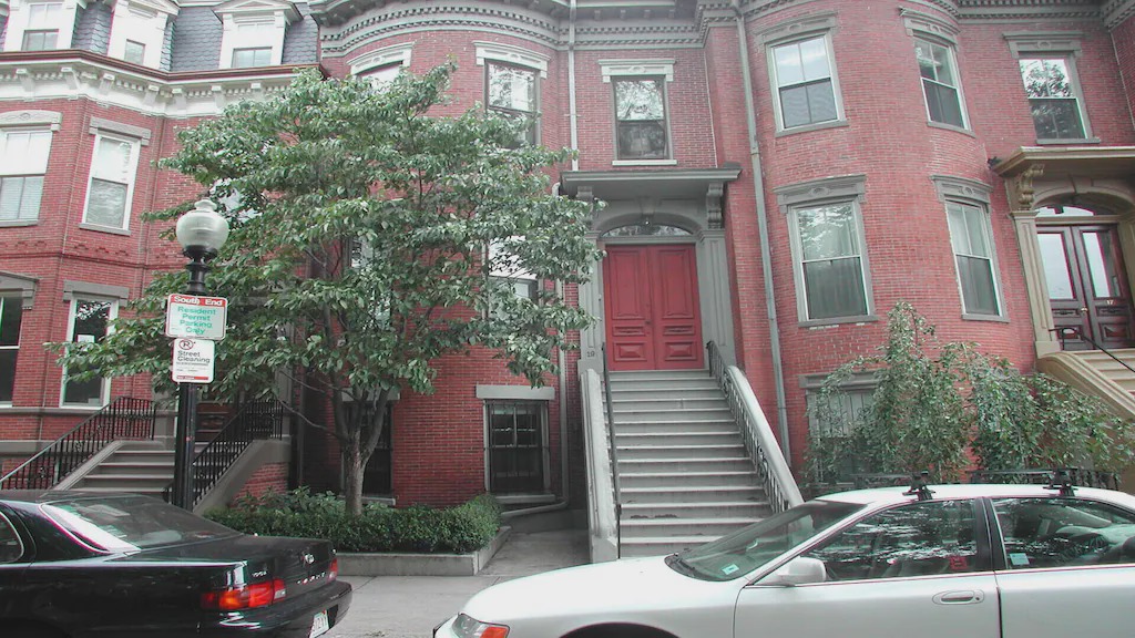Columbus Apartment | Brownstone spacious apartment in Tourist area