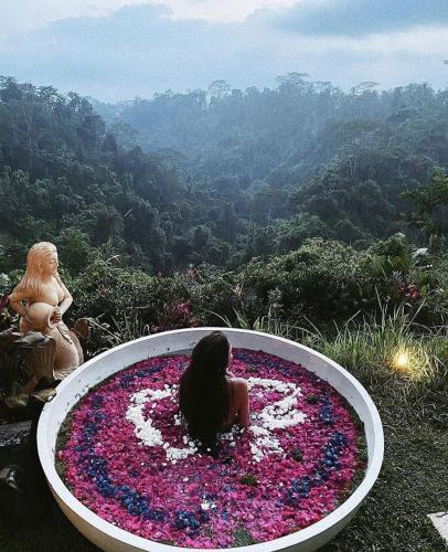 Tampaksiring Hotel | Bubble 7 - Cozy Bubble Retreat White Bath Ubud