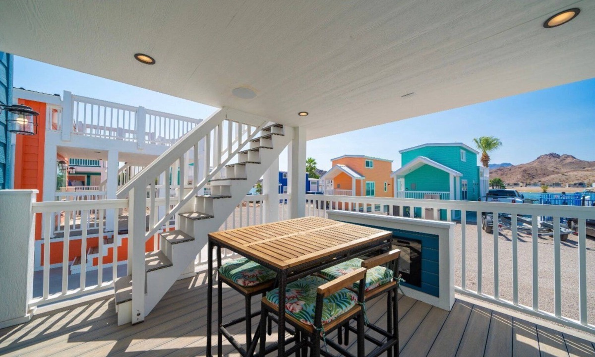 Parker Strip House | Bubbles and Brews, Premium Views at Roadrunner Resort