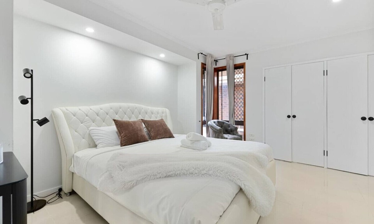 Robertson Condo | Budget 1-Bed Studio Near Top Malls & Transit!
