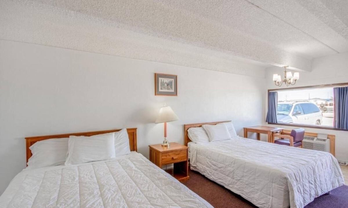 Osborne Hotel | Budget 4-Room Stay w/2 Queen Beds + Essentials – Ideal Osborne Roadtrip