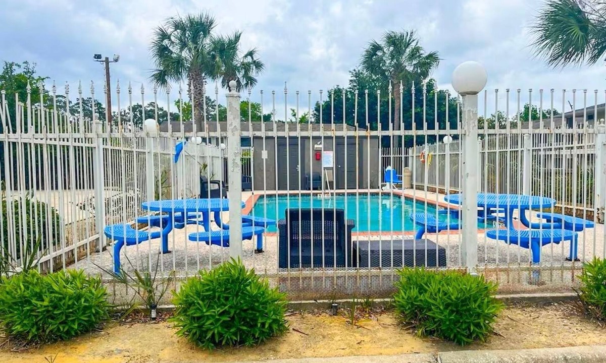 Beaumont Hotel | Budget-Friendly 2 - Units Near Jinks Pond – Suitable for Families + Travelers