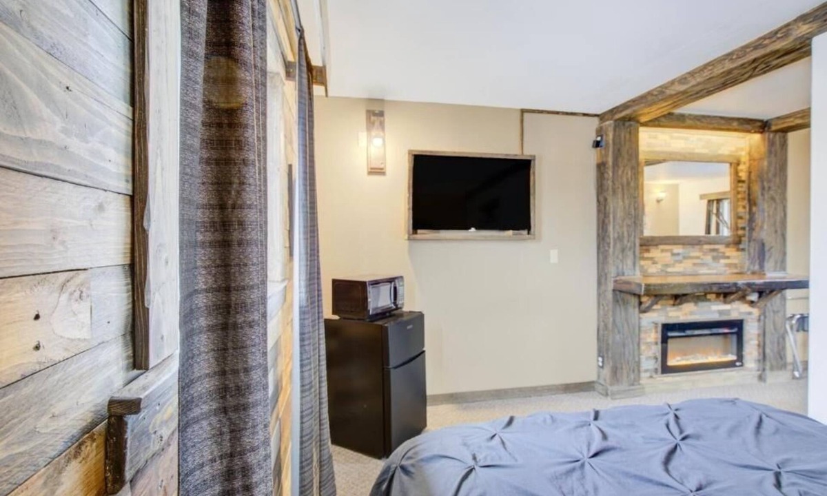 Chamberlain Hotel | Budget-Friendly 3-Room Accommodations w/Parking – Steps from Dining & Eateries