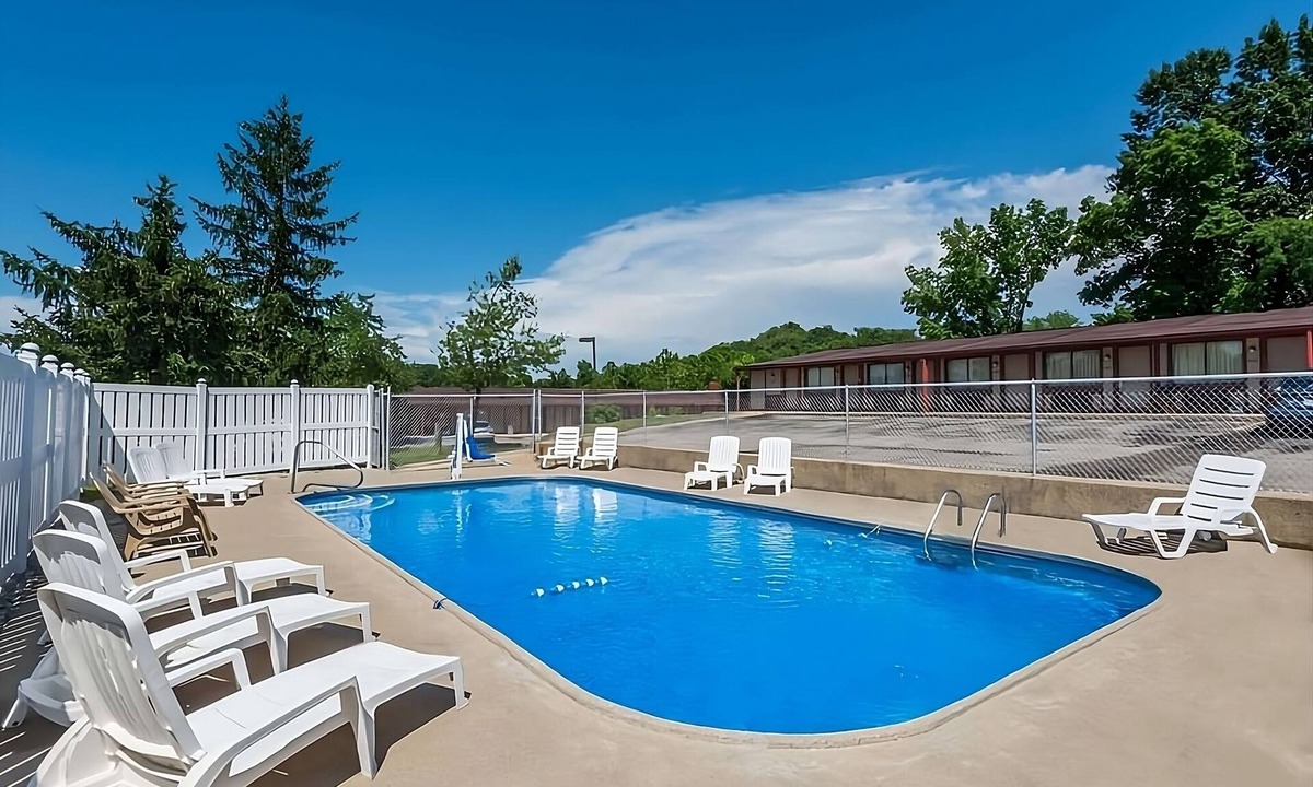 Summit Hotel | Budget-friendly Accommodation at Knights Inn Ashland! Onsite Pool, Free Parking!