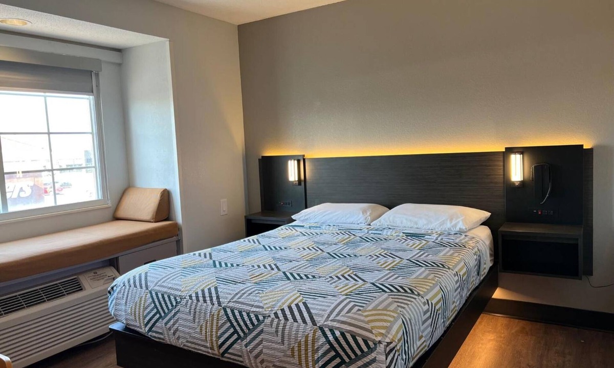 Indianapolis Hotel | Budget-Friendly, Charming Room w/Granite Counters Near Holliday Park – 6 Miles