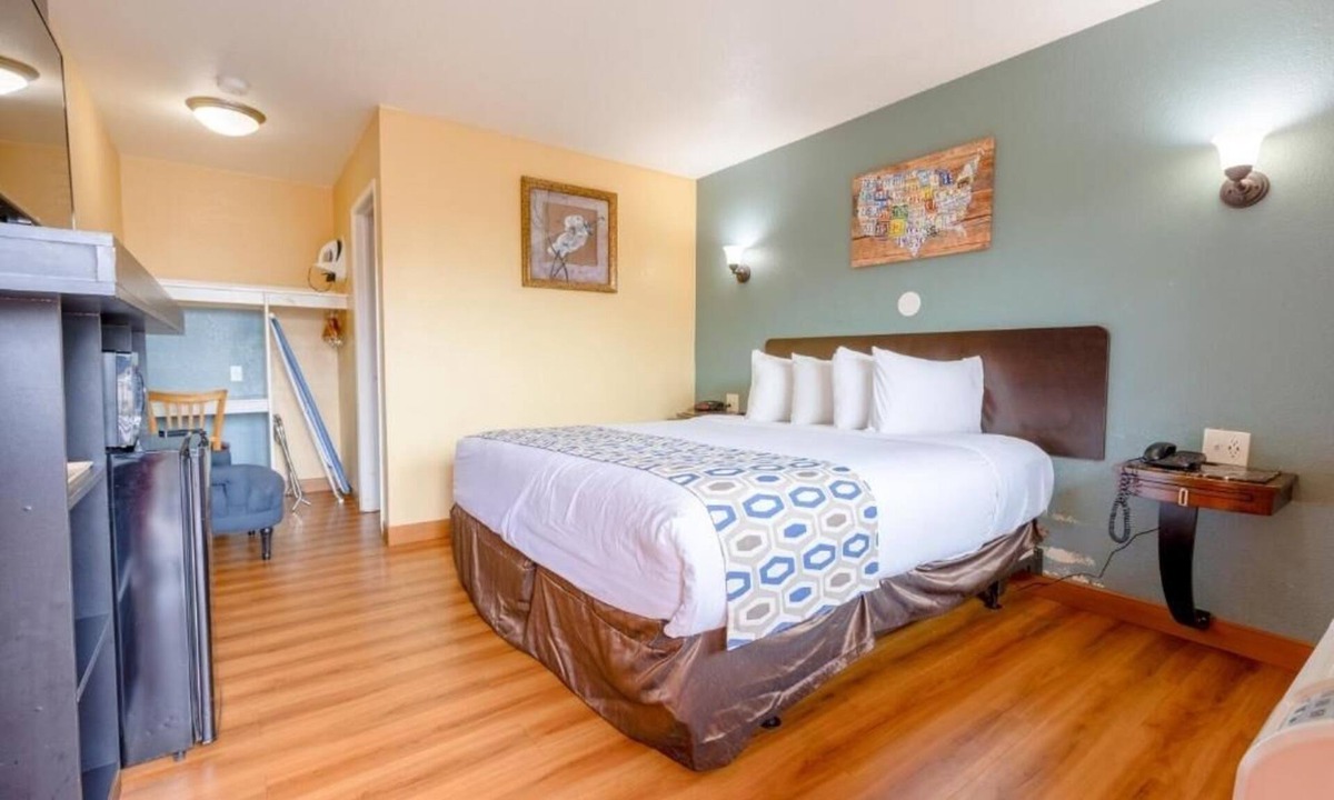 Loma Alta Hotel | Budget-Friendly King Room Close to Oceanside Beach
