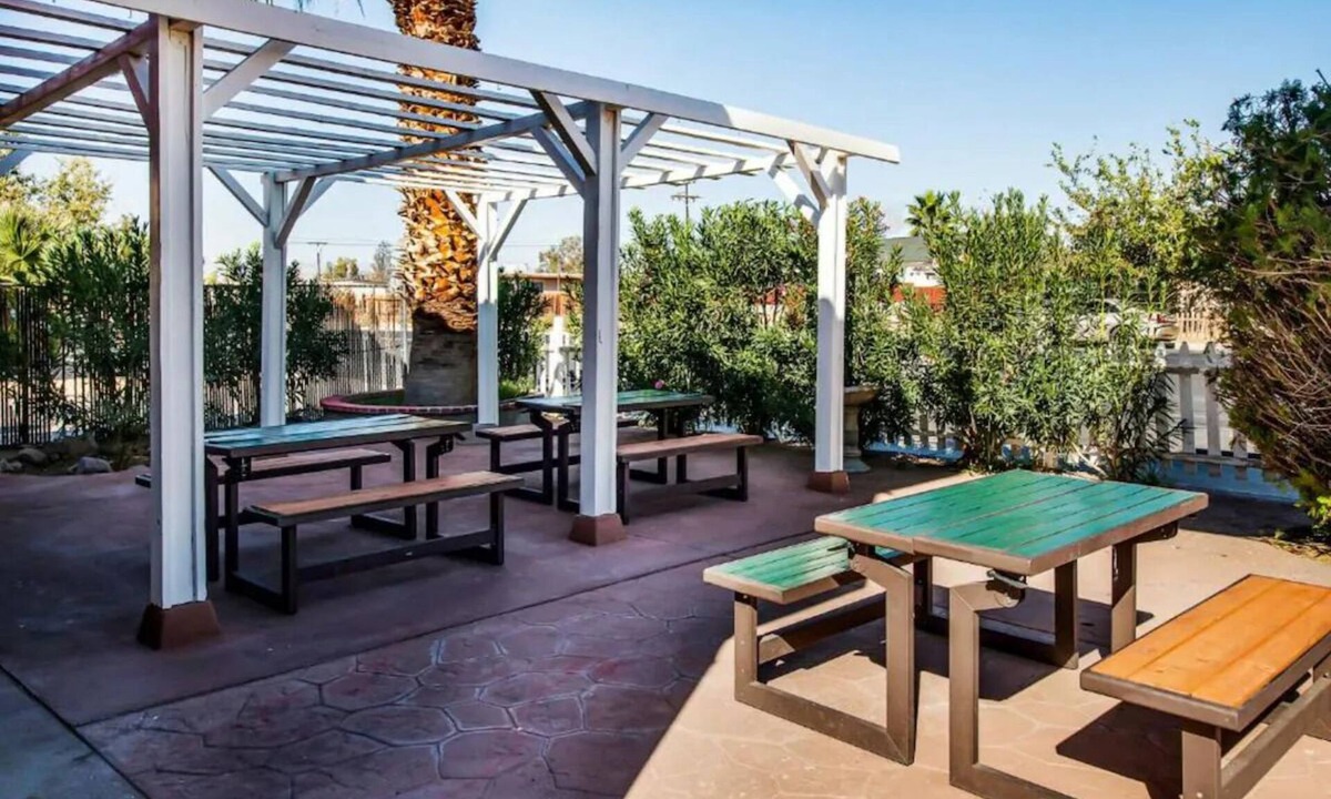 Ridgecrest Hotel | Budget Friendly King Bed Room 2.5 Miles Away From China Lake Naval Base